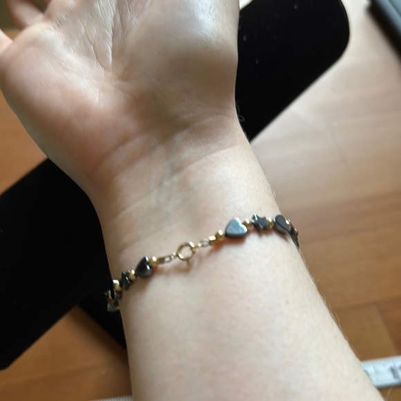 Elegant Gold Linked Bracelet with Dainty Design - Picture 2 of 4